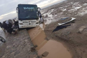 غزنی؛ در پی واژگون شدن بس مسافربری پنج نفر جان باختند