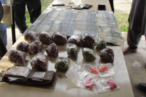 کشف مواد مخدر از شکم دو قاچاقبر در هرات