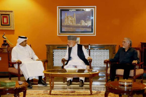 رایزنی عبدالله و کرزی با نماینده‌ قطر برای افغانستان