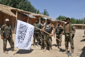 کارمندان دولتی در بادغیس با طالبان هم دست استند