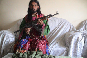 طالبان با لباس‌های زنانه وارد جنگ می شوند