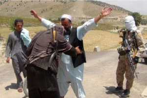 طالبان در مسیر شاهراه کابل-غور از مردم باج می‌گیرند