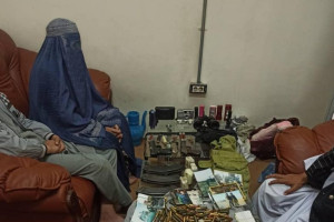 بازداشت یک زن با سلاح و تجهیزات نظامی در کندز
