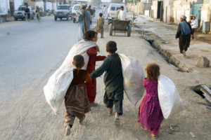نزدیک به 10 میلیون کودک در افغانستان روزانه گرسنه می‌مانند