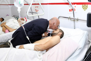 غنی از مجروحین رویداد تروریستی در کابل عیادت کرد