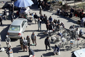 شهروندان از نبود کار و بلند بودن بهای مواد سوخت شکایت دارند