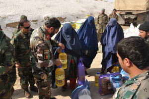 اردوی ملی به خانواده‌های سیلاب زده در زابل کمک کرد