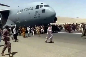 روند «خروج از میدان هوایی کابل» فلم می‌شود