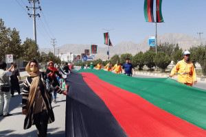 مردم پرچم به دوش کابل؛ فریاد صلح و عدالت سردادند