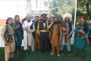 طالبان لباس مارشال دوستم را به تن کردند