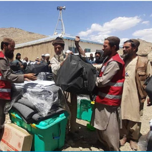 کمک-جمعیت-هلال-احمر-افغانی-به-سیبلاب‌زدگان-میدان‌وردک