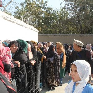 حضور-پرشور-زنان-ومردان-در-مراکز-رأی-دهی