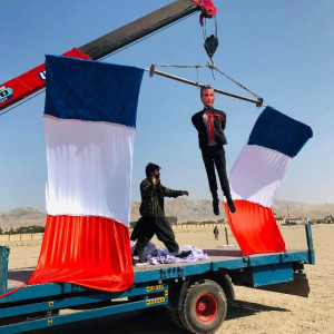 افغان‌ها-مجسمه-رییس-جمهور-فرانسه-را-به-دار-آویختند