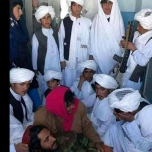 طالبان-در-مدرسه-و-سنگر-بچه‌بازی-می‌کنند
