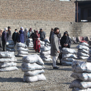 کابل؛-یک-بنیاد-خیریه-به-خانواده‌های-نیازمند-زغال‌سنگ-توزیع-کرد