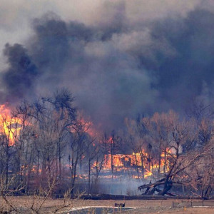 آتش‌سوزی-در-کلرادوی-امریکا؛-هزاران-نفر-خانه‌های-شان-را-ترک-کردند