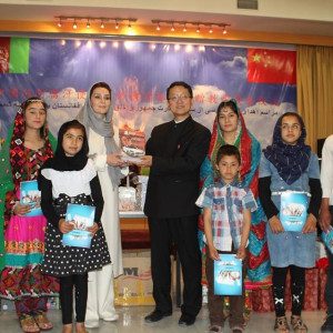 کمک-سفارت-چین-در-کابل-به-یتیم-خانه-شمسا