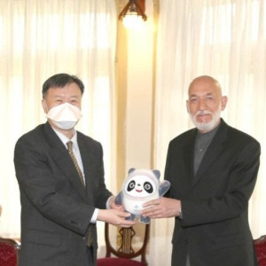 سفیر-چین-به-کرزی-عروسک-پاندا-هدیه-داد