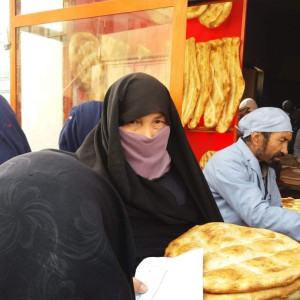 توزیع-نان-خشک-در-غرب-کابل؛-حکومت-توجه-ندارد