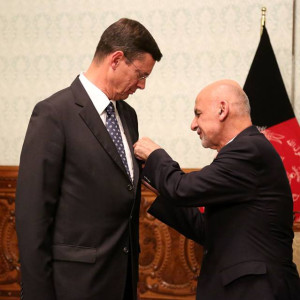 رییس-جمهور-غنی-به-سفیر-آلمان-در-کابل-مدال-تفویض-کرد