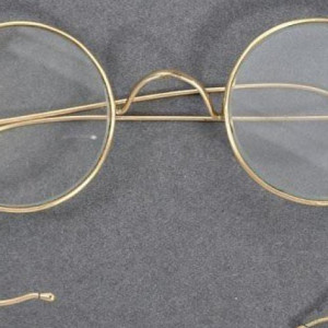 عینک-گاندی-به-قیمت-۳۴۰-هزار-دالر-به-فروش-رسید
