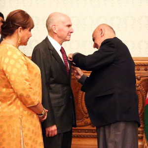 سفیر-آمریکا؛-مدال-عالی-دولتی-افغانستان-را-به-گردن-آویخت