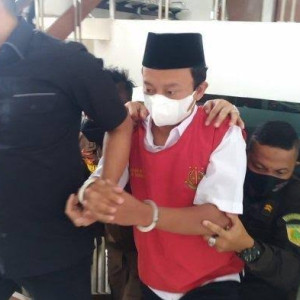 معلم-اندونزیایی-به-جرم-تجاوز-به-۱۳-دانش‌آموز-دختر،-اعدام-می‌شود