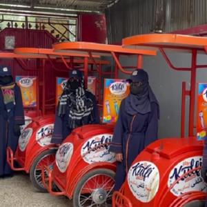 گروه-شش-نفری-زنان-در-کابل-بستنی-می‌فروشند