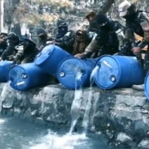 طالبان-۳-هزار-لیتر-مشروب-را-به-دریای-کابل-ریختند