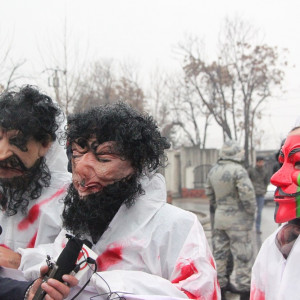 اعتراض-با-لباس-های-آدم-خواران-در-شهر-کابل