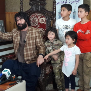 جنجال-بر-سر-بازداشت-یک-تاجر-همراه-با-پنج-کودش-در-کابل
