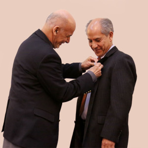 غنی-به-مشاور-وزارت-تحصیلات-عالی-مدال-عالی-دولتی-اهدا-کرد