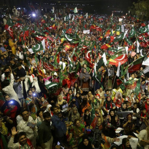 هوادار-عمران-خان-در-پاکستان-راه‌پیمایی-کردند