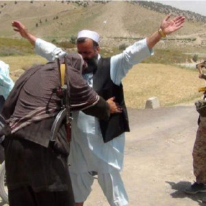 طالبان-در-مسیر-شاهراه-کابل-غور-از-مردم-باج-می‌گیرند