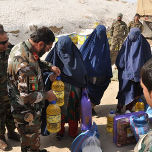 اردوی-ملی-به-خانواده‌های-سیلاب-زده-در-زابل-کمک-کرد