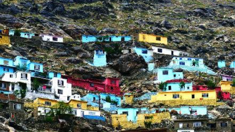 هزار-خانه-در-دامنه-کوه-های-کابل-رنگ-آمیزی-میشوند