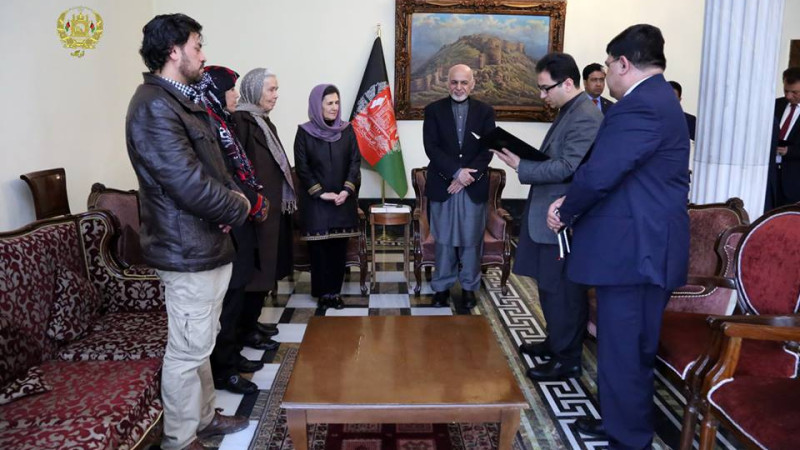 رئیس-جمهورغنی-به-یک-خانم-آمریکایی-تابعیت-افغانستان-اعطاء-کرد