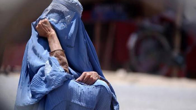 طالبان-کمر-یک-مادر-۵۰-ساله-را-شکستند