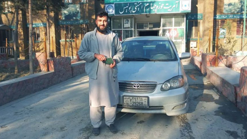 پولیس-کابل-دو-موتر-سرقت-شده-را-به-مالکان-آن-تسیلم-نمود
