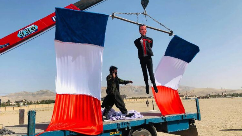 افغان‌ها-مجسمه-رییس-جمهور-فرانسه-را-به-دار-آویختند