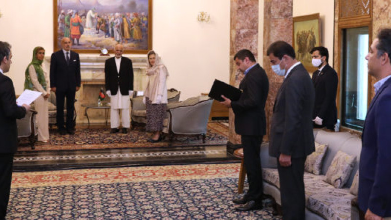 رییس-جمهور-غنی-به-سفیر-ایتالیا-در-کابل-مدال-داد