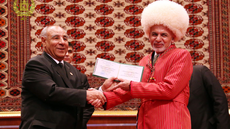 رئیس‌جمهور-ترکمنستان،-دکتورای-افتخاری-به-رئیس‌جمهورغنی-اعطا-کرد