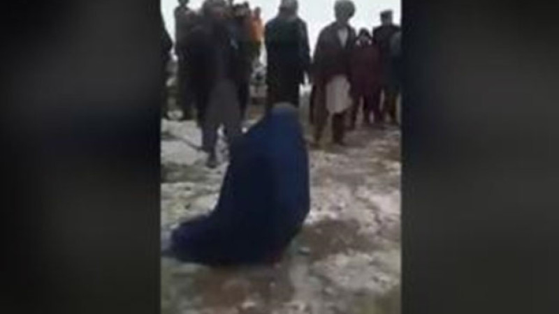محاکمه-صحرایی-یک-زن-توسط-مردم-در-تخار