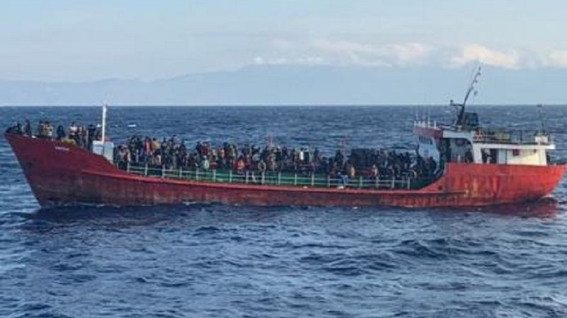 کشتی-حامل-مهاجران-افغان-پس-از-نجات-در-یونان-پهلو-گرفت