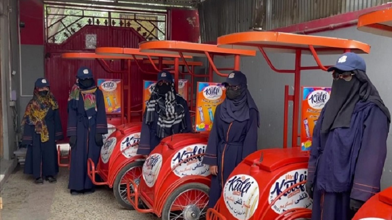 گروه-شش-نفری-زنان-در-کابل-بستنی-می‌فروشند
