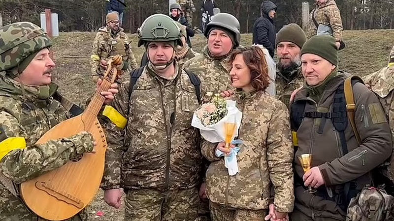 -هزار-زوج-اوکراینی-در-سنگرهای-جنگ-علیه-روسیه-ازدواج-کردند