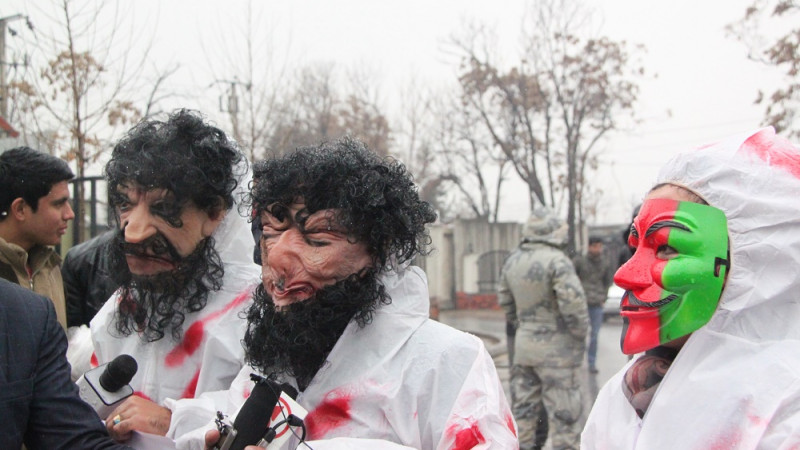 اعتراض-با-لباس-های-آدم-خواران-در-شهر-کابل