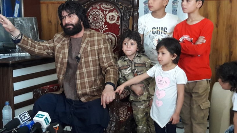 جنجال-بر-سر-بازداشت-یک-تاجر-همراه-با-پنج-کودش-در-کابل