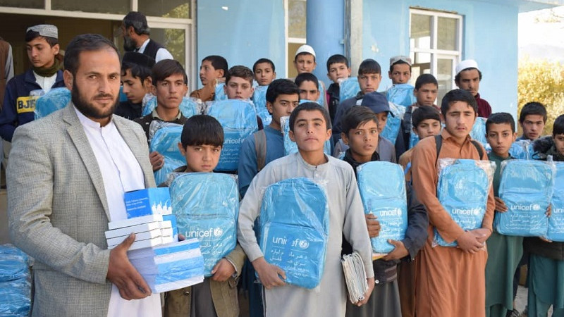 یونیسف-به-هزار-دانش‌آموز-لوگری-مواد-درسی-کمک-کرد