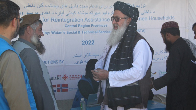 توزیع-کمک‌های-نقدی-به-خانواده‌های-بی‌جا-شده-در-کابل